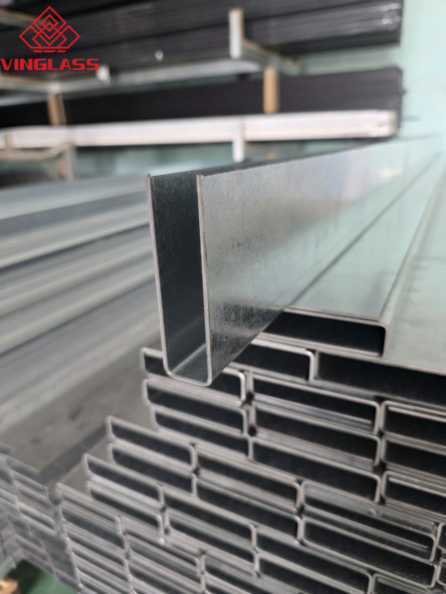 U thép mạ kẽm âm sàn 70x20x70 thực tế tại kho Đà Nẵng