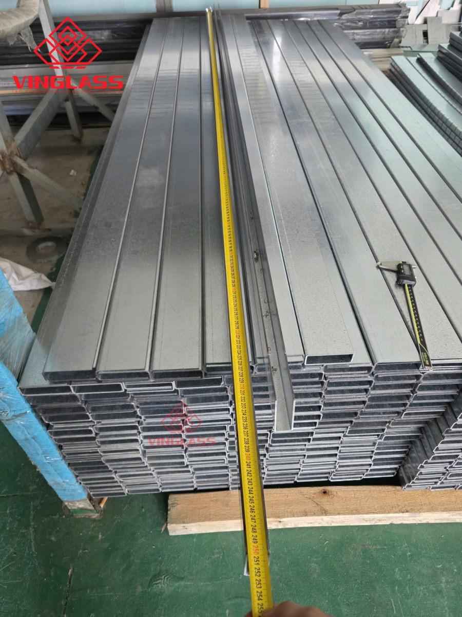 Đo chiều dài u thép 82x28x82