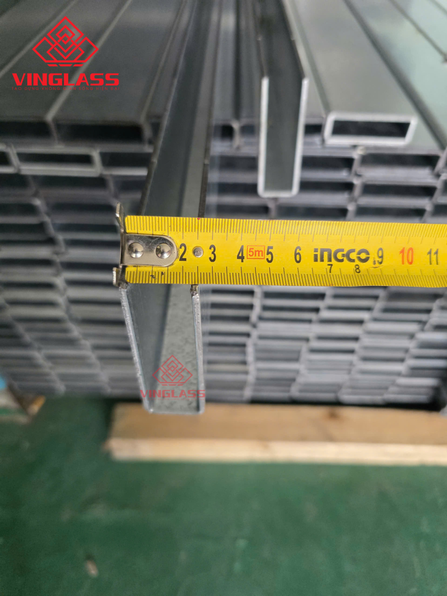 Đo chiều rộng đáy u thép 82x28x82
