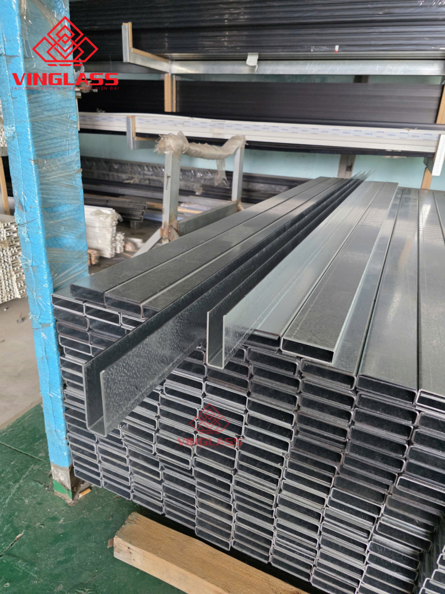 Thanh U thép âm sàn 82x28x82 dày 2,5 mm, chiều dài 2,5 m trước khi đóng gói.